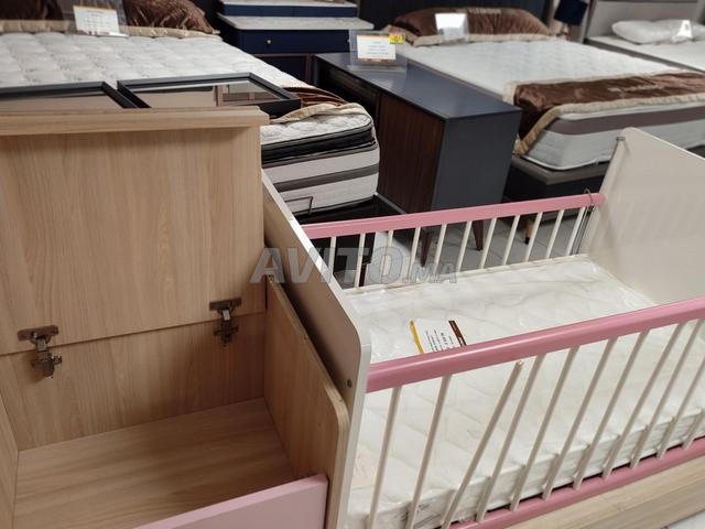 سرير 80 * 200 سم بالإضافة إلى 2 منضدة وردي فاتح ووردي فاتح