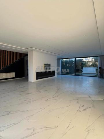 فيلا فاخرة للإيجار بدون أثاث في عين دياب - 2