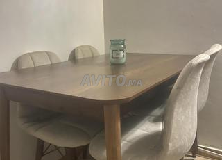 Table à manger en bois avec 4 chaises