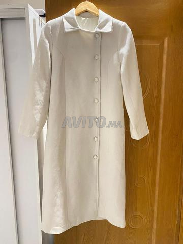 معطف طويل لون أبيض مائل للصفرة في حالة جيدة