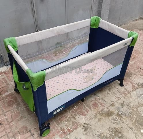 سرير أطفال مع فراش