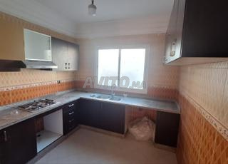 شقة جميلة الطابق الأول إقامة مغلقة شباب عين السبع