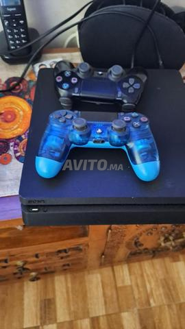 PS4 slim 1 TB 2 manettes avec 1 jeu