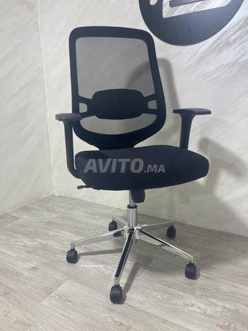 Chaise en maille importée avec une touche professionnelle