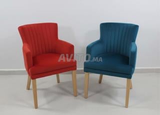 كرسي مخملي حديث بأرجل خشبية