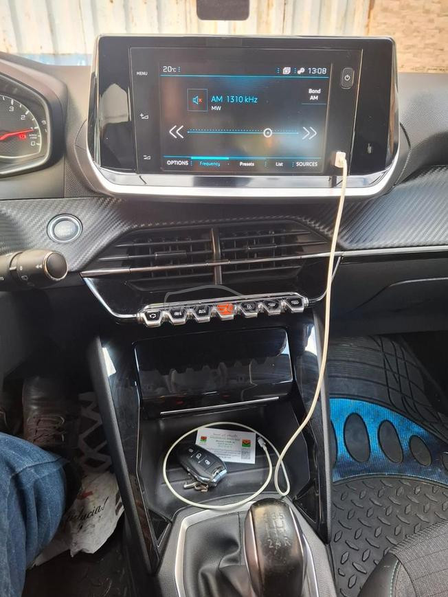 peugeot 208 bon état mzl jdida