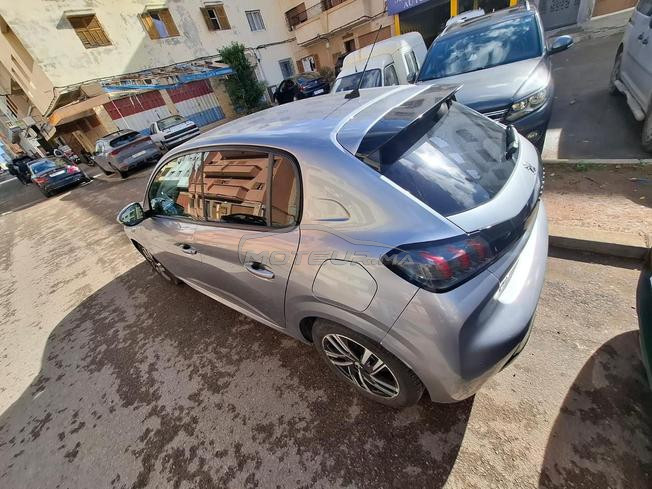 peugeot 208 bon état mzl jdida