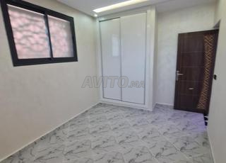 شقة واجهتين 100 متر مربع 4 غرف صالون