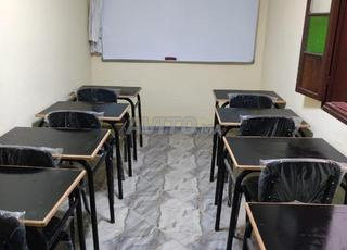 طاولة ولوحة وكرسي للبيع