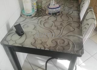 Table très bonne qualité avec 6 chaises, grande taille, comme neuve