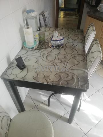 طاولة ذات جودة عالية مع 6 كراسي كبيرة الحجم كالجديدة