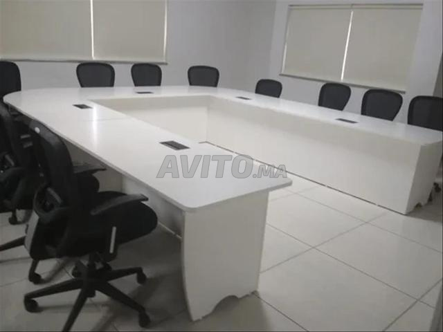 Tables de réunion pour entreprises, administrations et bureaux privés