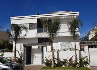 فيلا رائعة للبيع في الوفاق