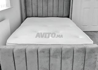 🛏️ سرير عصري رمادي مع رأس سرير مرتفع