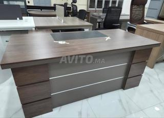 Bureau de bureau importé avec une touche professionnelle et une qualité fiable