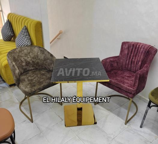 كراسي وطاولة (فندق، مطعم، مقهى)