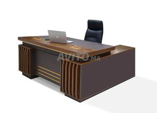 مكتب مستورد بتصميم متناسق وحضور مهني