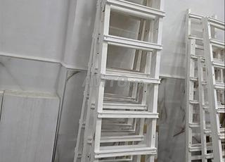 Tables. Bibliothèque. Etagères. Transpalette