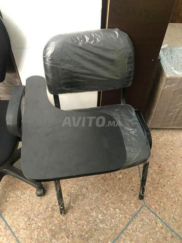 Chaise d'étude pratique avec surface d'écriture