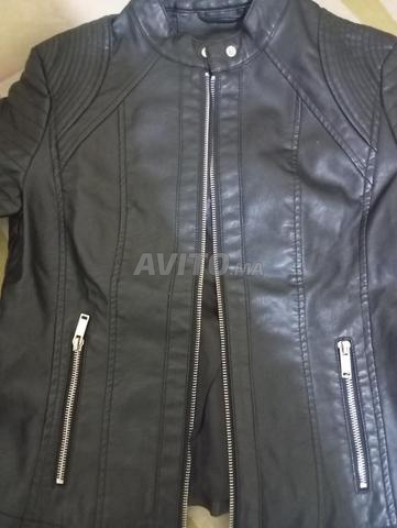 جاكيت جلد أسود نسائي مقاس S - حالة جيدة جدا