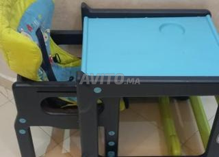 الْكُرْسِيّ للأطفال مع طاولة