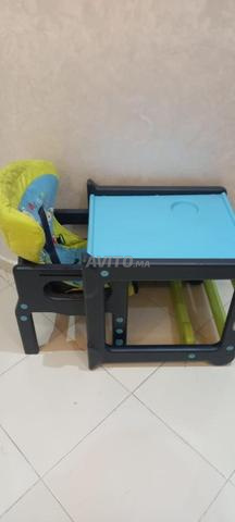 الْكُرْسِيّ للأطفال مع طاولة