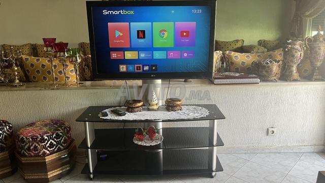 تلفاز LG 45 بوصة مع طاولة زجاجية