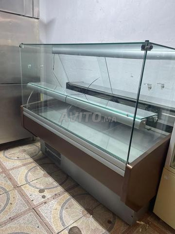 منصة عرض حلويات مبردة