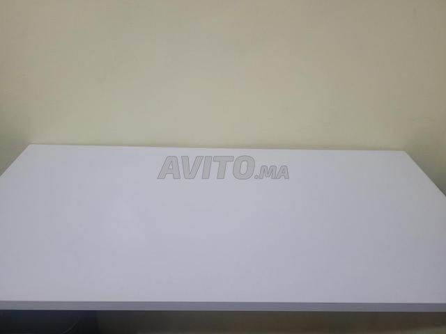 طاولة بيضاء