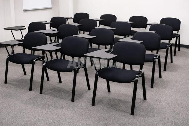 Chaise avec surface d'écriture pratique et élégante