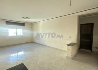 شقة من 3 غرف للبيع قرب أسواق السلام