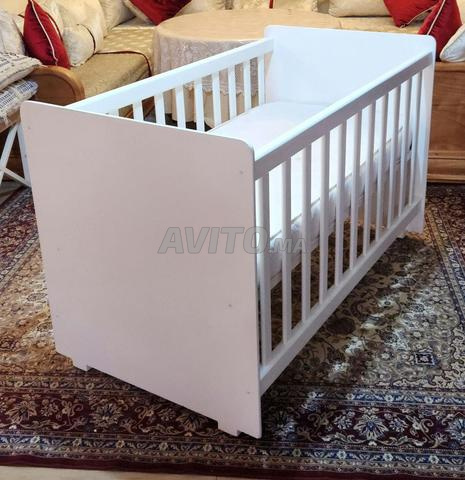 سرير أطفال بمستويين مع فراش