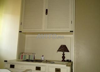 غرفة نوم كاملة وسريرين ومكتب