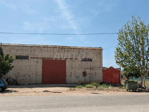 محل تجاري ذو حجم كبير على الطريق الرئيسي