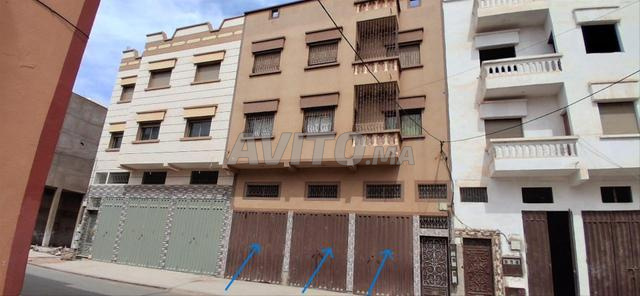 تجارية مع طابقين ومكازة