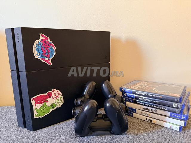 بلاي ستيشن PS4 للبيع، 2 يد تحكم وألعاب