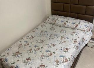 Lit et moustiquaire (mètre vingt de large)