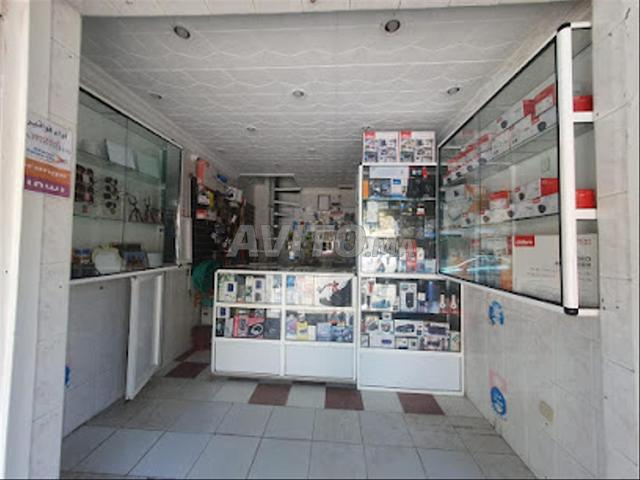 Local commercial à vendre avec deux étages sur rue principale