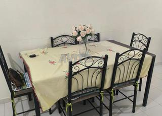 طاولة بـ 6 كراسي وكنبة