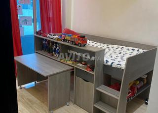 Lit enfant avec bureau matelas  Très bon état