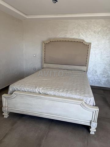 سرير كينج كبير من الخشب الصلب مع رأس سرير ومرتبة على الطراز الأمريكي