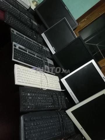 شاشات حاسوب ولوحات مفاتيح بحالة جيدة