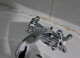 Lavabo, miroir et robinet neuf et baignoire