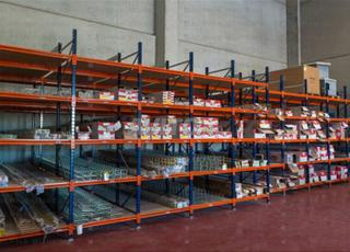 أرفف معدنية