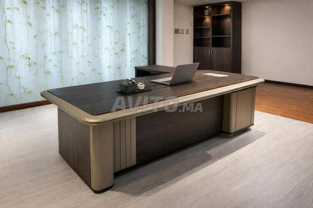 مكتب مستورد عملي بتصميم أنيق