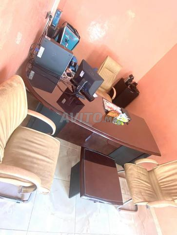 مكتب من الخشب الأحمر