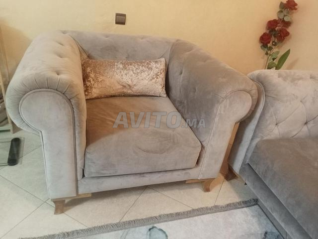 3 أرائك شبه جديدة تتسع لـ 3 و 2 و مقعد واحد