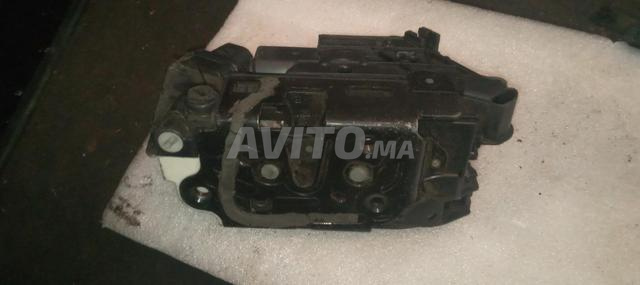 Serrure de porte avant gauche