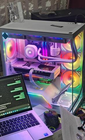 تكوين رايزن 7 9800X3D 32 جيجابايت DDR5 RTX 5070 3 مروحة أبيض