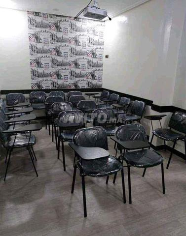 Chaise de bureau pratique avec surface d'écriture - Design confortable et élégant